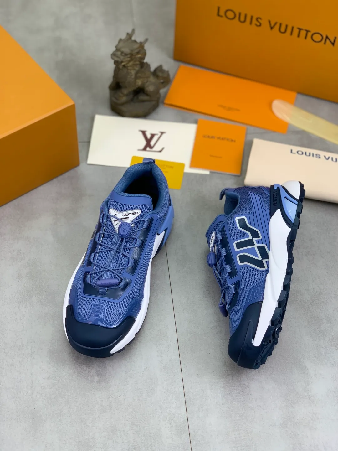 Men's Men's Shoes💰P740 New High Version LV Louis Vuitton L Jialu Brand Runner Tatic Series Thick Sole Casual Sports Shoes Running Shoes Original Purchase Development Production This LV Runner Tatic sports shoe combines technical materials such as mesh fabric and ribbons to interpret the inspiration of traditional mountaineering shoes. LV letters are written on one side, the lariat buckle of the quick lacing system is embellished with Monogram flowers and Louis Vuitton logos, and the light and wear-resistant rubber outsole completes the whole package. The delivery counter is beautifully packaged🛍📦 ▪️Fabrics: Original imported custom technical fabric + mesh ▪️Inner lining: Original customized breathable mesh ▪️Sole: Original open-molded anti-slip rubber combination material ▪️Sole thickness: 4CM ▪️Size: Men's 39-44 (38 45 (customized)